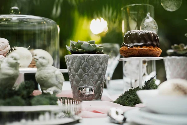 Güzel ve rahat Paskalya sofrası dekorasyonu