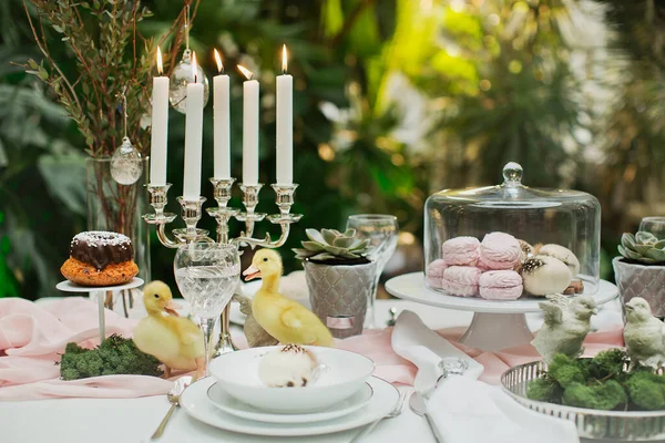 Güzel ve rahat Paskalya sofrası dekorasyonu