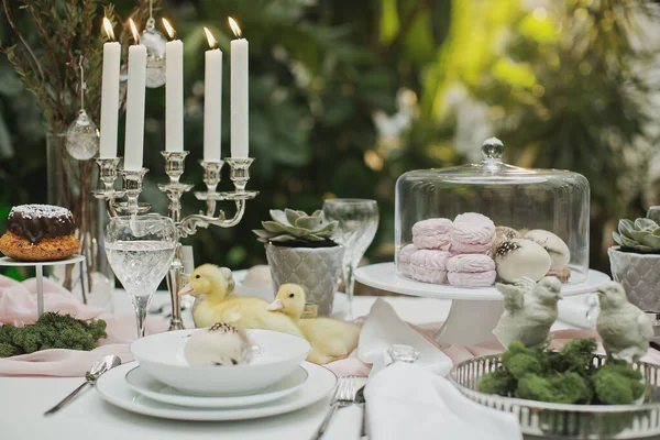 Güzel ve rahat Paskalya sofrası dekorasyonu