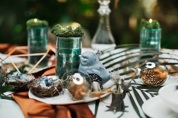 Güzel ve rahat Paskalya sofrası dekorasyonu