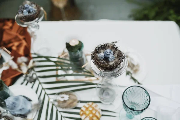 Güzel ve rahat Paskalya sofrası dekorasyonu