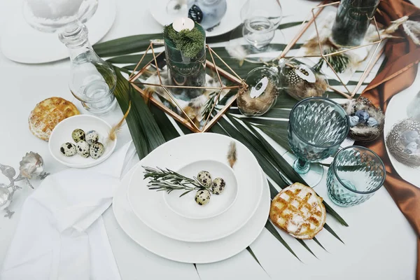 Güzel ve rahat Paskalya sofrası dekorasyonu