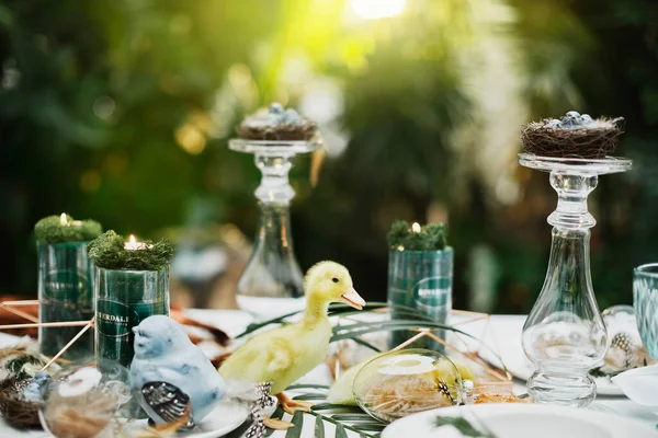Güzel ve rahat Paskalya sofrası dekorasyonu