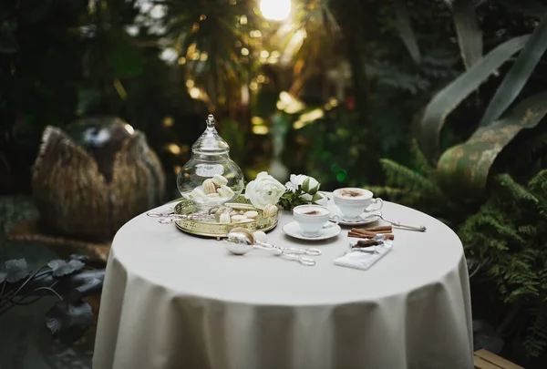 Güzel ve rahat Paskalya sofrası dekorasyonu