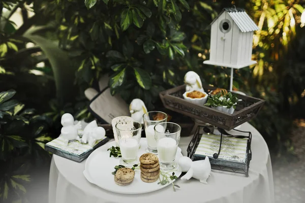 Güzel ve rahat Paskalya sofrası dekorasyonu