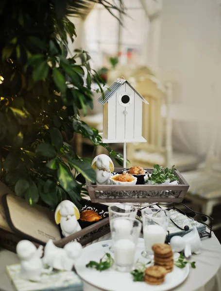 Güzel ve rahat Paskalya sofrası dekorasyonu