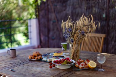 Yaz mevsiminde bahçede, masada kahvaltı.