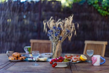 Yaz mevsiminde bahçede, masada kahvaltı.
