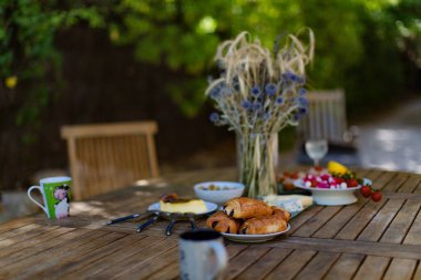 Yaz mevsiminde bahçede, masada kahvaltı.