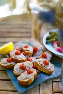 Yaz mevsiminde bahçede, masada kahvaltı.
