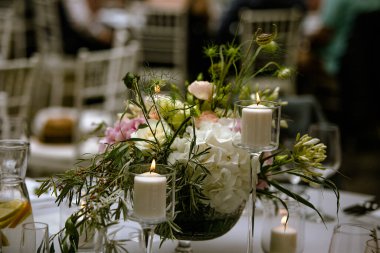 Kutlama masası dekorasyonu. Restoranda mumlar ve meyveler.