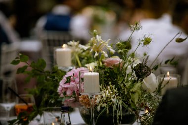 Kutlama masası dekorasyonu. Restoranda mumlar ve meyveler.