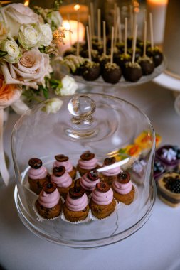 Güzel çiçeklerle süslenmiş şık bir restoran masası.