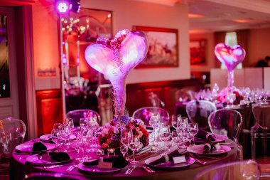 Düğün kutlaması güzel çok renkli masa dekorasyonu