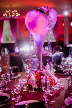 Düğün kutlaması güzel çok renkli masa dekorasyonu