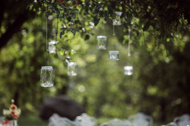 Güzel çiçeklerle süslenmiş şık bir restoran masası.