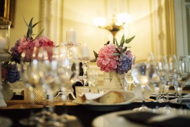 Güzel çiçeklerle süslenmiş şık bir restoran masası.