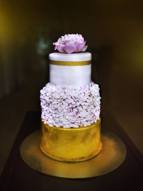 Gelin ve damat masadaki düğün pastası.