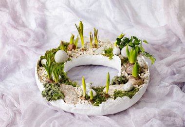 Çiçek ve yumurtalı masa için paskalya süslemesi.