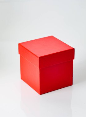 Beyaz arkaplanda kırmızı hediye kutusu