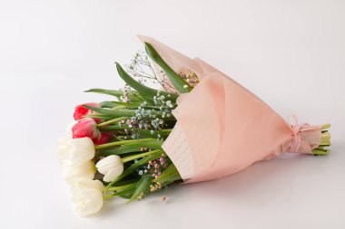 Beyaz arka planda bir buket lale çiçeği. Kutlama için çiçekler, tebrikler..