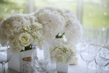 Düğün etkinliğinin beyaz şekilli masa dekorasyonu