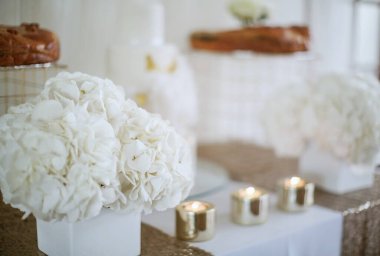 Düğün etkinliğinin beyaz şekilli masa dekorasyonu