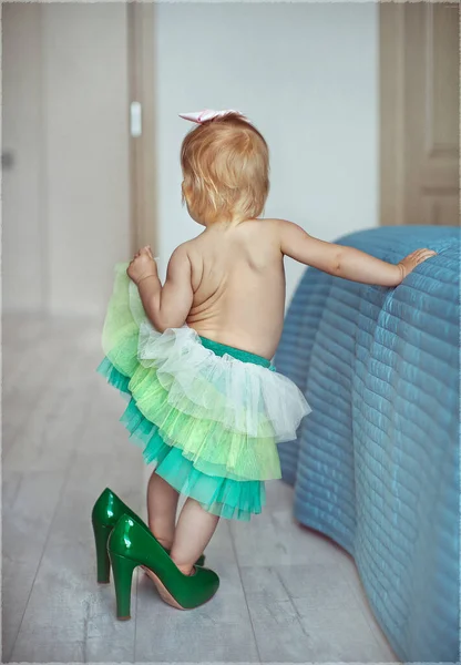 Pequena Menina Quarto Usando Sapatos Mães — Fotografia de Stock