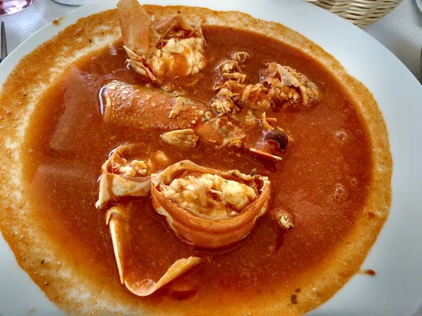 Caldereta de langosta, ıstakoz yahnisi, İspanya 'nın Menorca kasabasındaki Fornells köyünde tipik bir yemek.