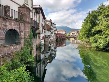 Baztan Nehri ve Elizondo Köyü, Baztan Vadisi, Navarre, İspanya