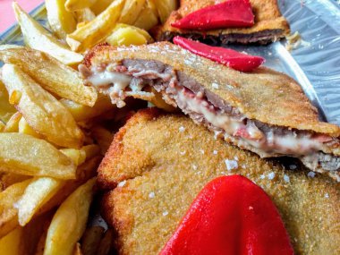 'Cachopo', İspanya, Asturias 'ta jambonlu, etli ve peynirli tipik bir yemek.