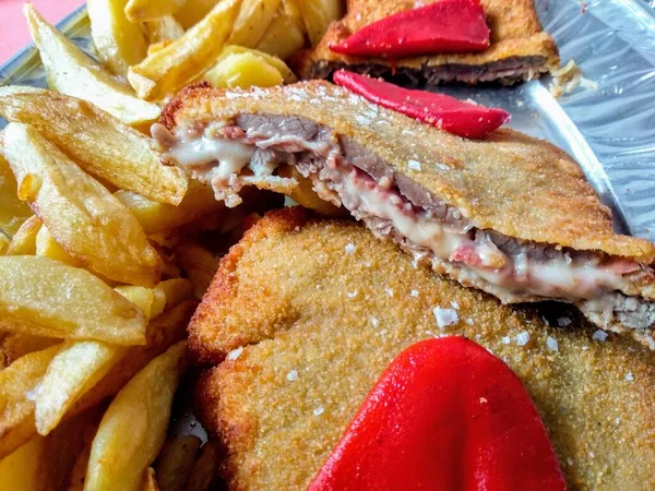 'Cachopo', İspanya, Asturias 'ta jambonlu, etli ve peynirli tipik bir yemek.