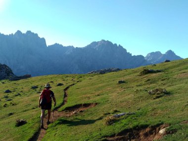 İspanya, Picos de Europa 'daki Anillo' da Vega de Ario yakınlarında yürüyüş yapan bir dağcı.