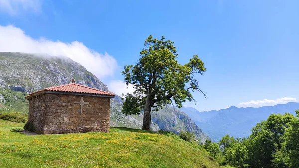 Marabio dağlarında Santa Ana inzivası, Teverga belediyesi, Asturias, İspanya