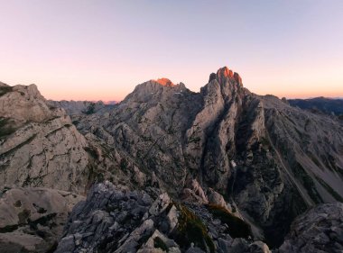 Cordinanes, Leon, İspanya yakınlarındaki Collado Jermoso 'da gün doğumu. Picos de Europa Ulusal Parkı.