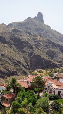 Tejeda Köyü ve Roque Bentayga arka planda, Gran Kanarya Adası, Kanarya Adaları, İspanya