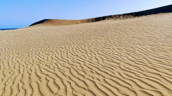 Panorama de las impresionantes dunas de arena en la Reserva Natural de las Dunas de Maspaloma en la isla de Gran Canaria, Islas Canarias, España — Foto de Stock