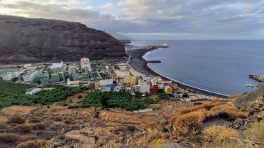 Puerto de Tazacorte köyü ve yürüyüş yolundan sahil GR 131, La Palma Adası, Kanarya Adaları, İspanya