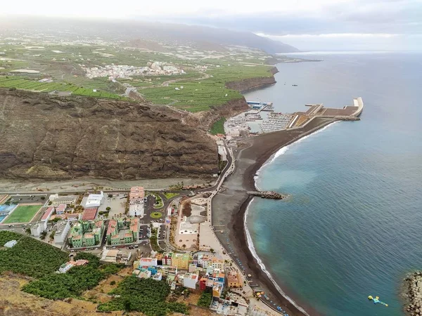 Puerto de Tazacorte by och strand från vandringsleden GR 131, La Palma ön, Kanarieöarna, Spanien — Stockfoto