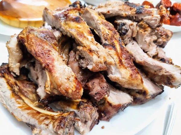 Mağaradaki bir restoranda domuz pirzolası ya da yer altındaki bir mahzende. El Perdigon Köyü, Zamora, İspanya