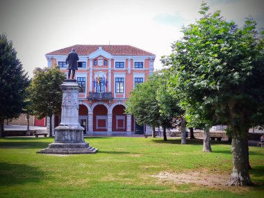 Kolombiyalılar belediye binası, Ribadedeva belediyesi, Asturias, İspanya