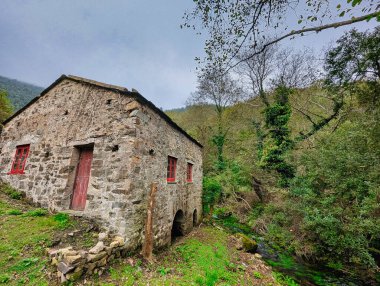 Veiga de Ouria köyü yakınlarındaki eski hidroelektrik santrali Boal, Asturias, İspanya