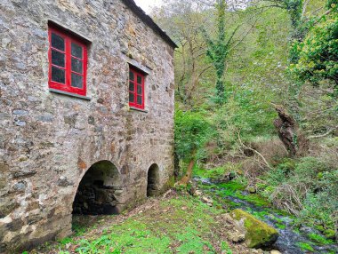 Veiga de Ouria köyü yakınlarındaki eski hidroelektrik santrali Boal, Asturias, İspanya