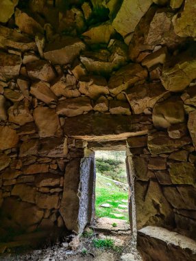 Bir Corro 'nun içinde, tipik Brana de Sousas kulübesinde Somiedo Doğal Parkı ve Biyosfer Rezervi' ndeki çoban sürüsü, İspanya, Asturias