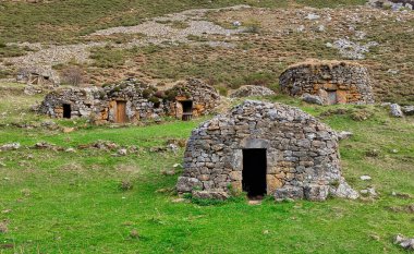 Corros, tipik Brana de Sousas kulübeleri Somiedo Doğal Park ve Biyosfer Koruma Alanındaki çoban sürüsü, İspanya, Asturias
