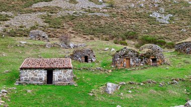 Corros, tipik Brana de Sousas kulübeleri Somiedo Doğal Park ve Biyosfer Koruma Alanındaki çoban sürüsü, İspanya, Asturias