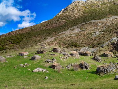 Corros, tipik Brana de Sousas kulübeleri Somiedo Doğal Park ve Biyosfer Koruma Alanındaki çoban sürüsü, İspanya, Asturias