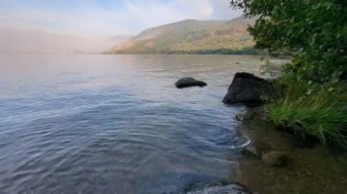 Sanabria Gölü kıyılarına ulaşan küçük dalgalar, Sanabria Gölü Doğal Parkı. Zamora ili, İspanya 