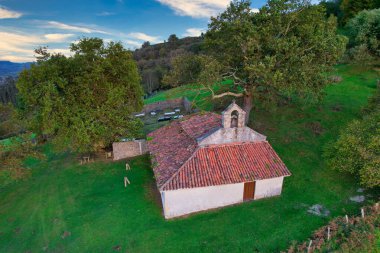 10. yüzyılda kurulan Roma öncesi bir kilise olan Santo Tomas de Priandi şapelinin havadan görünüşü, Nava, Cider Region, Asturias, İspanya