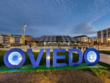 Oviedo, Asturias, İspanya; 28 Eylül 2025: Palacio de los Deportes 'in önündeki Oviedo şehri logosu
